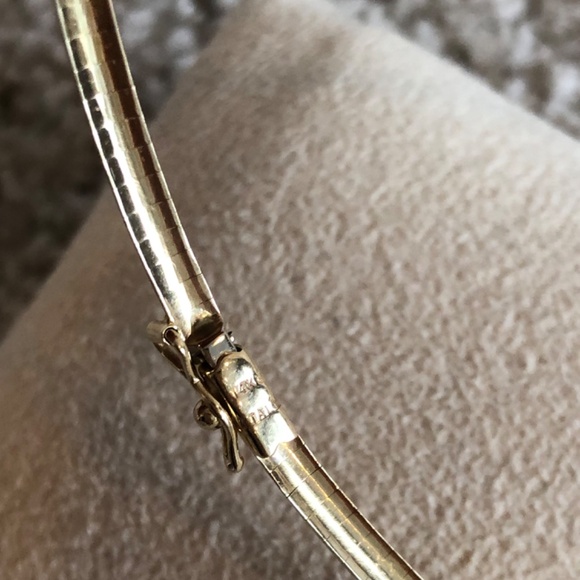 GOLD OMEGA NECKLACE - Picture 9 of 13